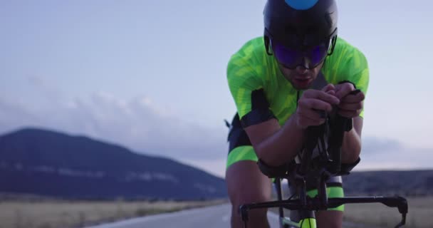 Treinamento Bicicleta Noturna Atleta Triatlo Montando Uma Bicicleta Corrida Profissional — Vídeo de Stock