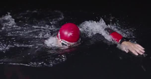 Triatlon Atléta Úszó Szélsőséges Edzést Tart Sötét Éjszakákon Búvárruhában Erő — Stock videók