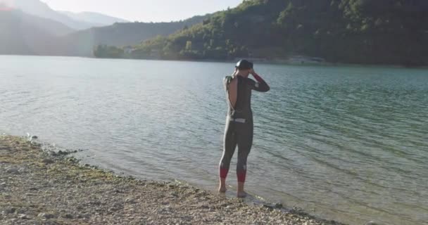 Atleta Profissional Determinado Triathlon Wetsuit Começa Com Treinamento Natação Para — Vídeo de Stock