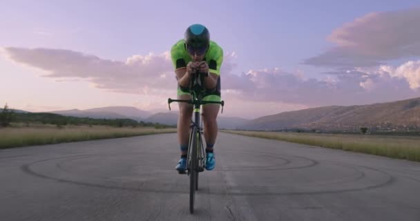 Allenamento Notturno Bicicletta Dell Atleta Triathlon Sella Una Bici Corsa — Video Stock