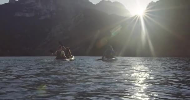 Caiaque Remando Câmera Lenta Kayaker Mulher Homem Caiaque Uma Bela — Vídeo de Stock