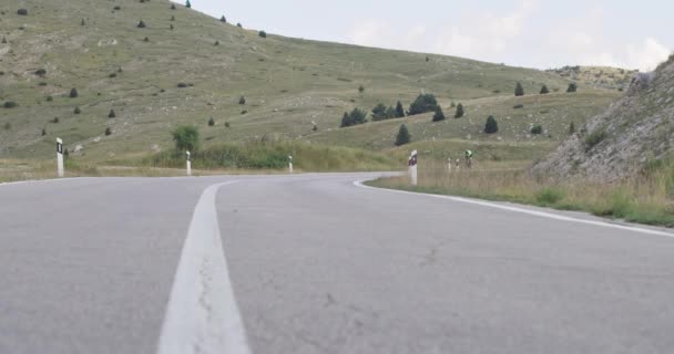 Triathlet Auf Einem Professionellen Rennrad Intensives Training Auf Einer Kurvigen — Stockvideo