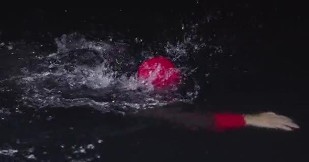 Спортсмен Тріатлону Плавець Проводить Екстремальні Тренування Темну Ніч Гідрокостюмі Поняття — стокове відео