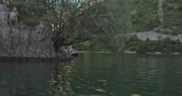 Kajak Roeien Slow Motion Kayaker Vrouw Man Kajakken Een Prachtig — Stockvideo