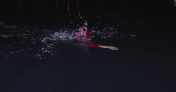 三项全能运动员穿着湿衣 在漆黑的夜晚进行极端训练 力量和耐力的概念 慢动作跟踪镜头 — 图库视频影像