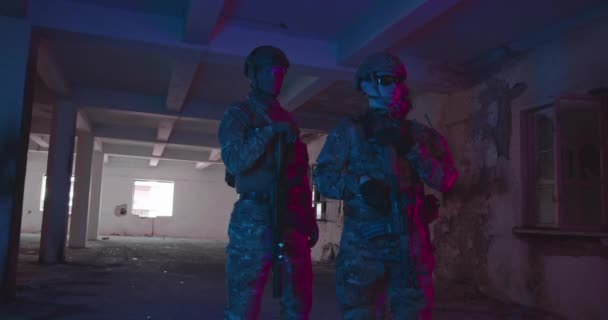 Grupp Professionella Soldater Uniform Med Militär Utrustning Och Ett Gevär — Stockvideo