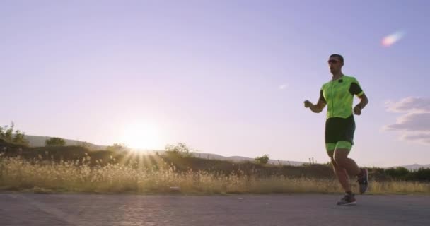 Triatlon Triatlet Masculin Care Aleargă Costum Triatlon Pentru Cursa Ironman — Videoclip de stoc