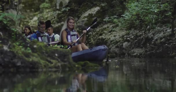 Каяк грести замедленной съемки. Kayaker женщина и мужчина каякинг в красивом ландшафте. Каякеры занимаются спортом на байдарке на озере с друзьями. Водные виды спорта летом. — стоковое видео