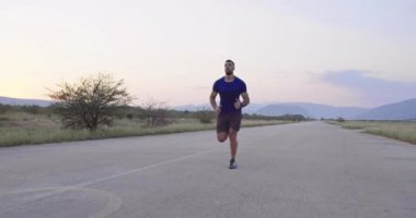 Koşucu maraton koşusu için açık havada koşuyor. Yüksek kaliteli görüntüler