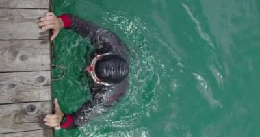 Triatloncu Yüzme Antrenmanı Triatlon Yarışmasına Hazırlanıyor. Triatlon Açık Deniz Yarışması Profesyonel Yüzme Eğitimi