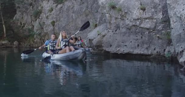 Kajak-Rudern Zeitlupe. Kajakfahrer Frau und Mann Kajakfahren in einer wunderschönen Landschaft. Kajakfahrer treiben mit Freunden im Kajak auf dem See Sport. Wassersport im Sommer. — Stockvideo