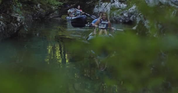 Kajak roeien slow motion. Kayaker vrouw en man kajakken in een prachtig landschap met vrienden. Kajakkers beoefenen sport in een kajak bij het meer. Watersport in de zomer. — Stockvideo