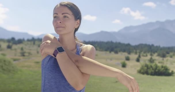 女运动员晨跑前在大自然中做伸展运动 女跑步者伸展身体肌肉 高质量的镜头 慢动作轨道拍摄 有选择的重点 — 图库视频影像