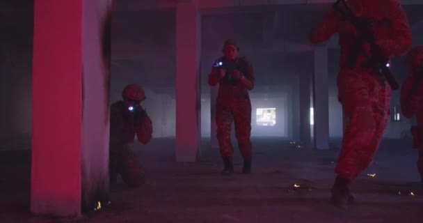 Zamaskowany zespół uzbrojonych żołnierzy nowoczesnej wojny Ruch w formacji taktycznej w ciemnym miejskim polu bitwy Indoors.Soldiers Squad with Rifles and Flashlights in action. — Wideo stockowe