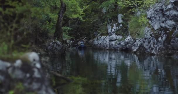 Kajak rodd slow motion. Kajaker kvinna och man kajakpaddling i ett vackert landskap. Kajakpaddlare utövar sport i en kajak vid sjön med vänner. Vattensporter under sommaren. — Stockvideo
