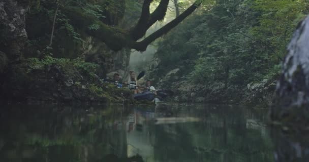 Caiaque remando câmera lenta. Kayaker mulher e homem caiaque em uma bela paisagem. Os kayakers praticam esportes em um caiaque no lago com amigos. Esportes aquáticos durante o verão. — Vídeo de Stock