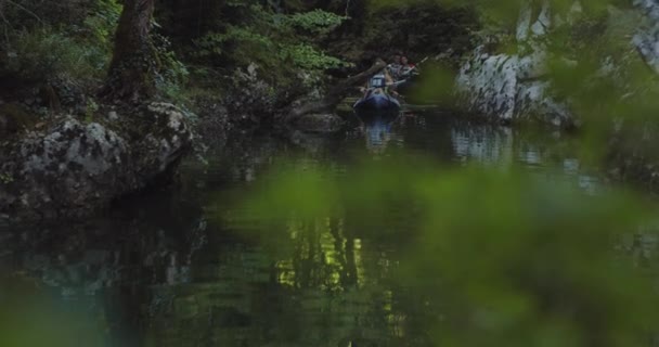 Caiaque remando câmera lenta. Kayaker mulher e homem caiaque em uma bela paisagem. Os kayakers praticam esportes em um caiaque no lago com amigos. Esportes aquáticos durante o verão. — Vídeo de Stock