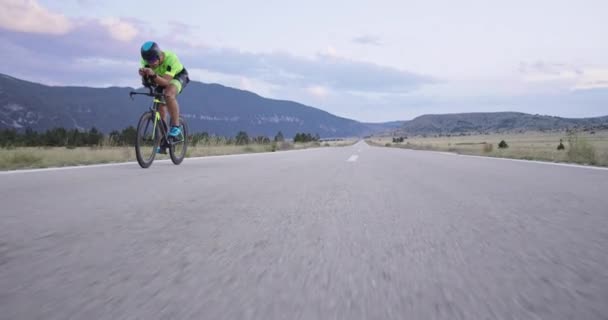 Triathlon Idrottare Rida Professionell Racercykel Intensiv Träning Kurvig Landsväg Slow — Stockvideo