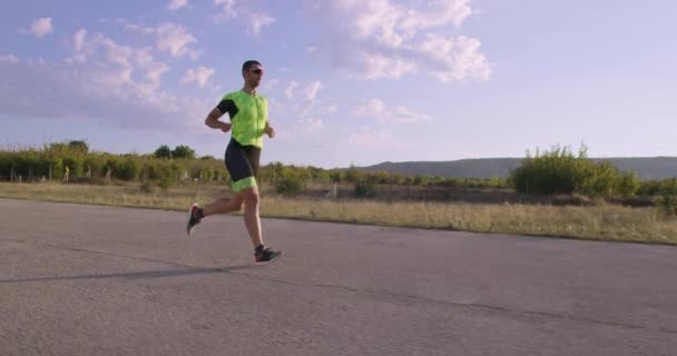 Triatlón Triatleta Masculino Que Corre Entrenamiento Del Traje Triatlón Para — Vídeos de Stock