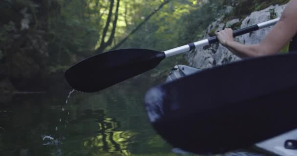 Kajak rodd slow motion. Kajaker kvinna och man kajakpaddling i ett vackert landskap. Kajakpaddlare utövar sport i en kajak vid sjön med vänner. Vattensporter under sommaren. — Stockvideo