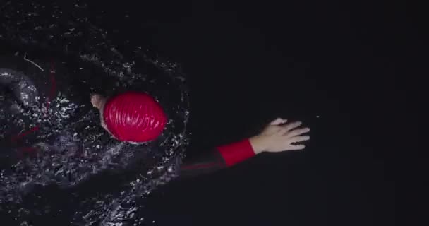 Triathlon Atleet Zwemmer Heeft Extreme Training Donkere Nacht Een Wetsuit — Stockvideo