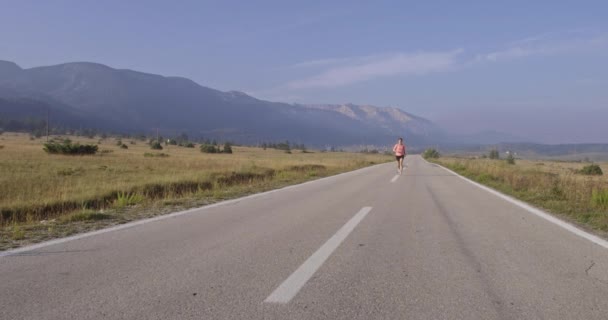 Determinata Donna Sportiva Che Corre Pista Sola Sulla Strada Prepara — Video Stock