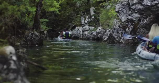 Kajak Rodd Slow Motion Kajaker Kvinna Och Man Kajakpaddling Ett — Stockvideo