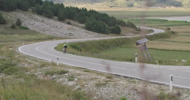 Triathlet Auf Einem Professionellen Rennrad Intensives Training Auf Einer Kurvigen — Stockvideo