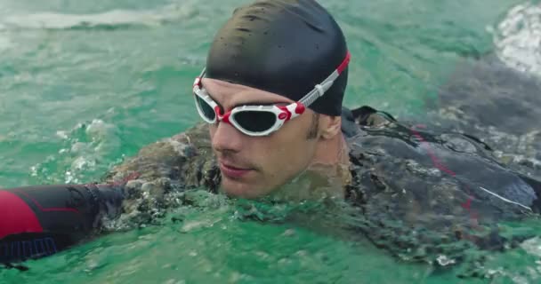 Triatleta pływak mający przerwę podczas ciężkiego treningu — Wideo stockowe