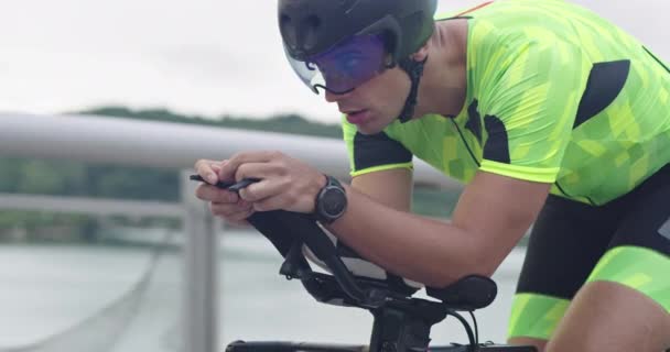 Detailní záběr na triatlon sportovec sportovec cyklista na koni profesionální závodní kolo. — Stock video