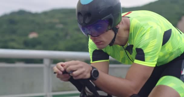 Triathlon desportista atleta ciclista equitação bicicleta de corrida profissional. — Vídeo de Stock