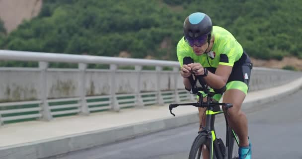 Triathlon sportivo atleta ciclista guida professionale bicicletta da corsa. — Video Stock