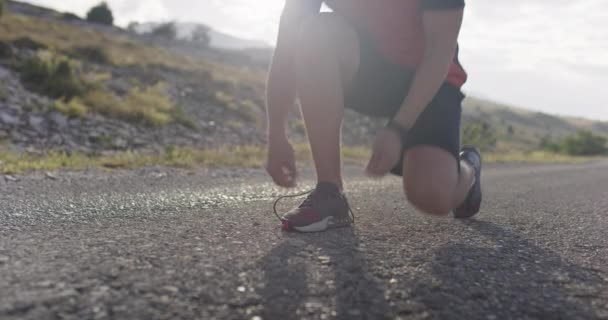 Close up shot. Man hands tie the laces on sports shoe. — Vídeo de Stock