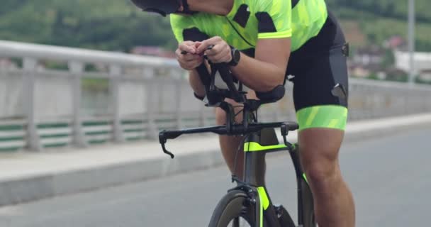 Closeup shot of triathlon sportsman athlete cyclist riding professional racing bicycle. — Vídeos de Stock