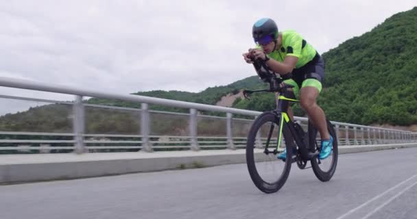 Triathlon sportsman athlete cyclist riding professional racing bicycle. — Stockvideo