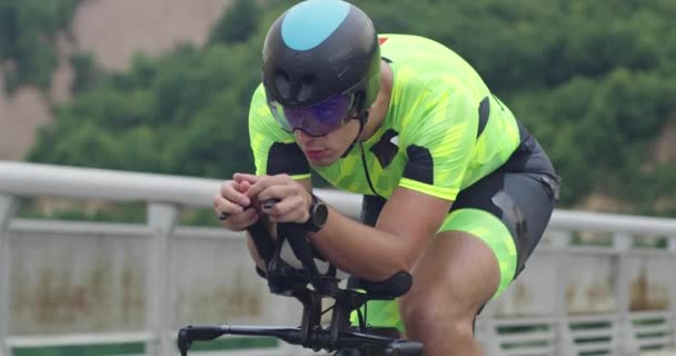 Close-up tiro de triatlo desportista atleta ciclista andar de bicicleta de corrida profissional. — Vídeo de Stock