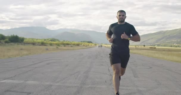 Närbild av joggare under intensiv träning på morgonen. Löpare sprintning under utomhusträning för maratonlöpning. — Stockvideo