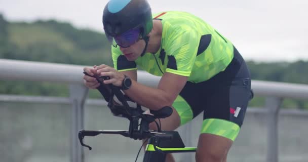 Triathlon sporter atleet fietser rijden professionele racefiets. — Stockvideo