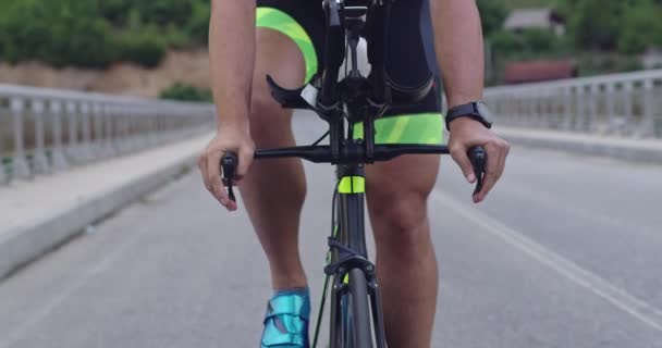 Close Atleta Triatlo Montando Uma Bicicleta Corrida Profissional Treino Intenso — Vídeo de Stock