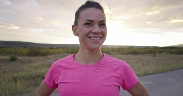 Retrato feliz mulher hispânica depois de correr. corredor sorrindo olhando para a câmera respira pesadamente. — Vídeo de Stock