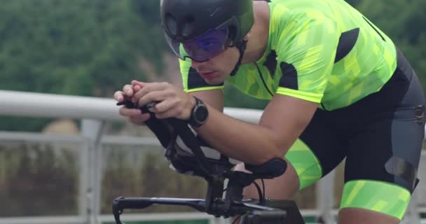 Close-up shot van triatlon sporter atleet wielrenner rijden professionele racefiets. — Stockvideo