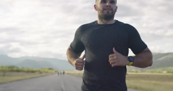 Zavřít pohled na běžce během intenzivního tréninku v dopoledních hodinách. Běžecký sprint během venkovního tréninku na maratonský běh. — Stock video