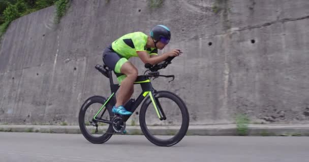 Triathlon idrottare cyklist ridning professionell racing cykel. — Stockvideo