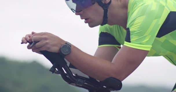 Detailní záběr na triatlon sportovec sportovec cyklista na koni profesionální závodní kolo. — Stock video