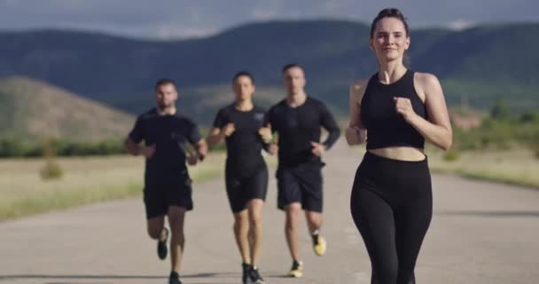 Multietnisk grupp idrottare som springer tillsammans på en panoramavägen. Diverse Team av joggare på morgonen träning. — Stockvideo
