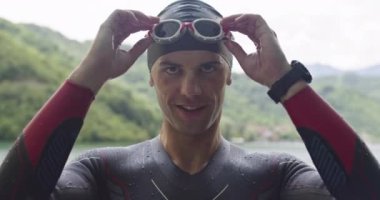 Triatlon yüzücü - erkek triatlet yüzücü portresi okyanus yüzüşünden sonra egzersiz seansı. Profesyonel triatlon takım elbiseli formalı adam Demir Adam için antrenman yapıyor.