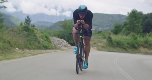 트라이애슬론 스포츠맨은 프로 레이싱 자전거를 타는 사이클 선수이다. 검은 운동화를 신고. — 비디오