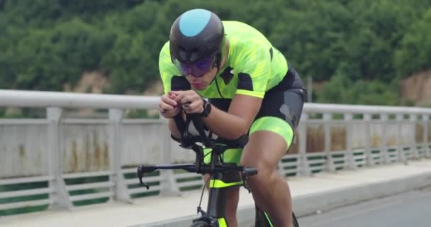 Triathlon sportsman athlete cyclist riding professional racing bicycle. — ストック動画