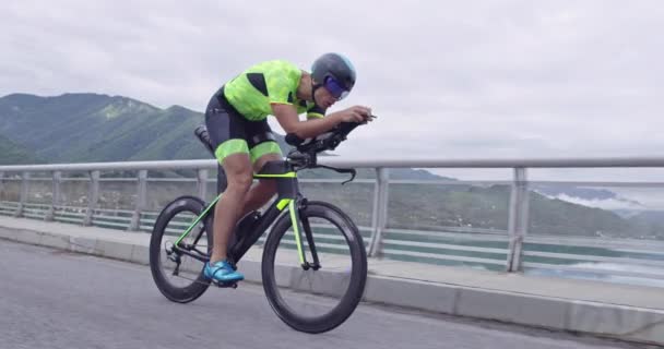 Triathlon desportista atleta ciclista equitação bicicleta de corrida profissional. — Vídeo de Stock