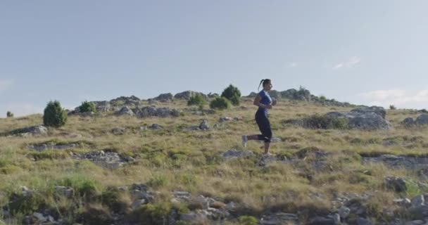 Чоловік-спортсмен біжить через ліс. Активна молода жінка має інтенсивне тренування бігу . — стокове відео